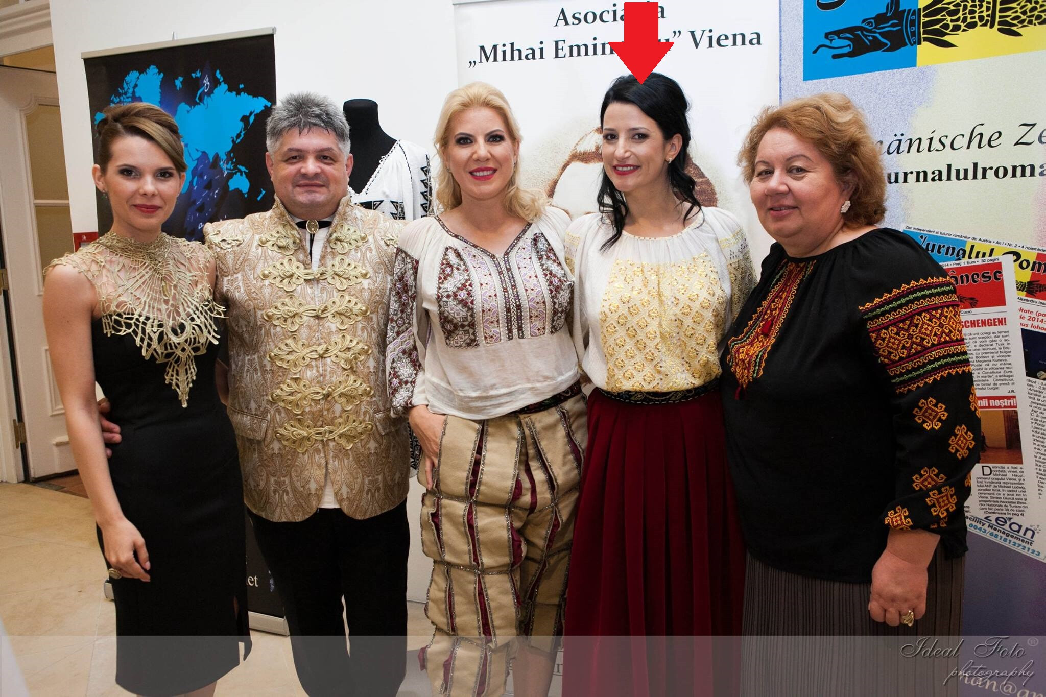 22 iunie 2016, palatul Schonbrunn (de la stânga): Eugenia Chiriac (Vrăbi), Florin Secureanu, Cristina Chiriac (om de afaceri), Laura Hant, Marilena Stoian (președinte ANTREC)