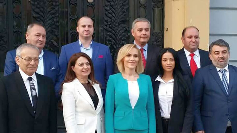 Gabriel Botnariu, al treilea pe rândul de sus, de la stânga la dreapta, și Gabriela Firea, în verde, alături de candidații PSD Ilfov la alegerile de duminica trecută
